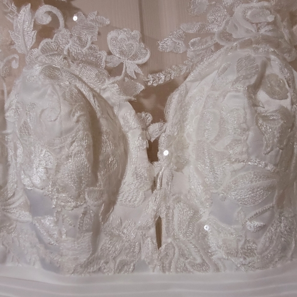 Wedding dress - Picture 6 of 10